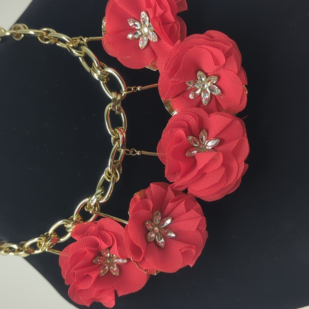 Red flower statement necklace - Picture 2 of 7